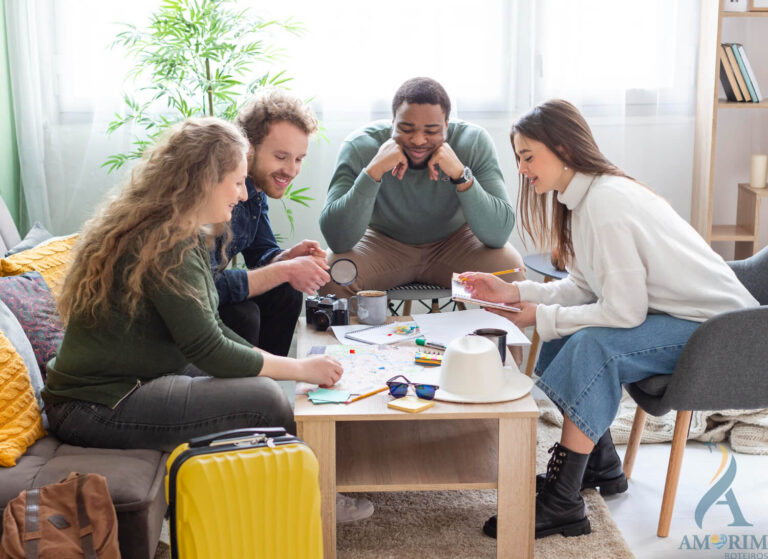 Grupo de pessoas planejando atividades de viagem em equipe.