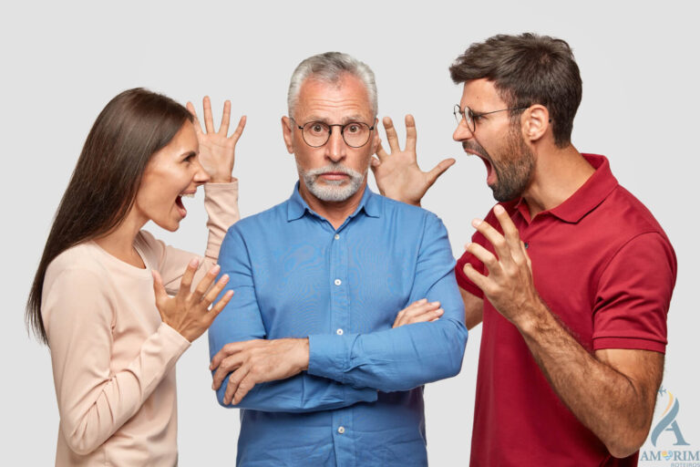 Dois amigos discutindo durante uma viagem em grupo