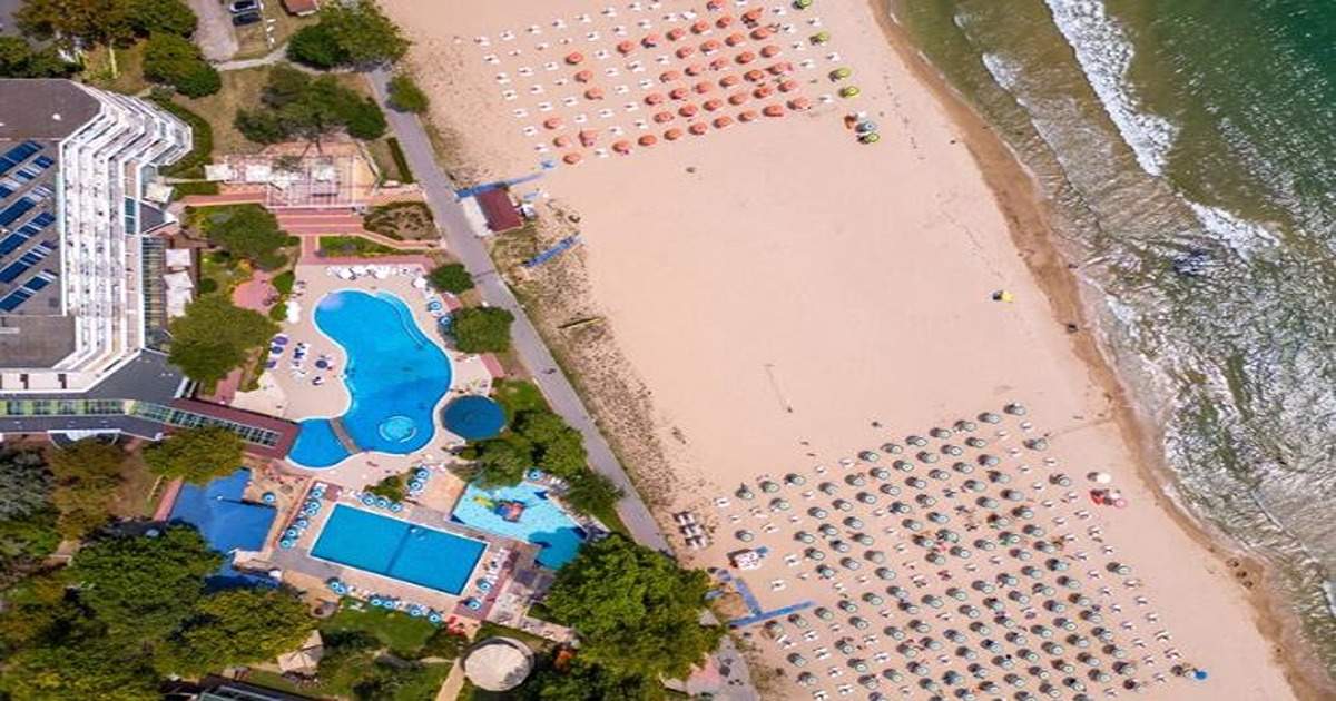 Imagem aérea de resort ao lado da praia, revelando o lado oculto dos resorts all inclusive.