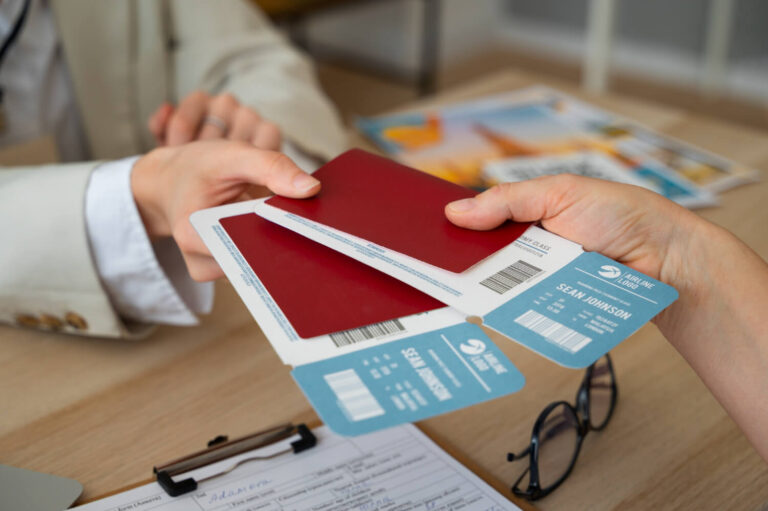 Foto de passaportes, visto e documentos essenciais para viagens ao Brasil