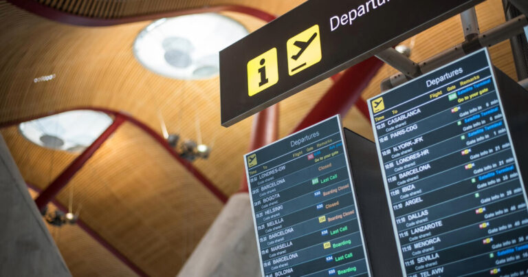 Painel de aeroporto com voos atrasados e cancelados