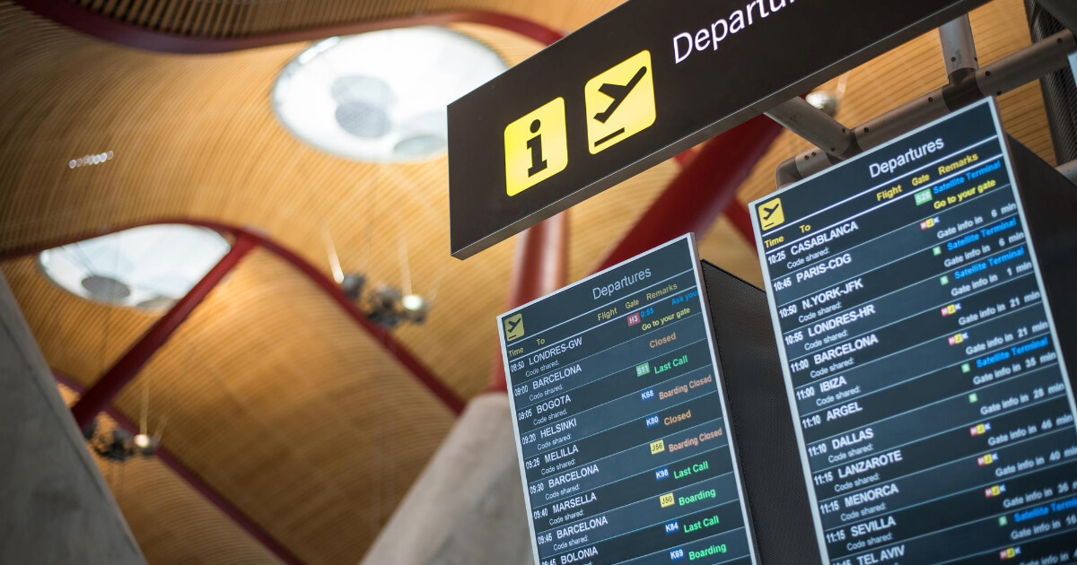 Painel de aeroporto com voos atrasados e cancelados
