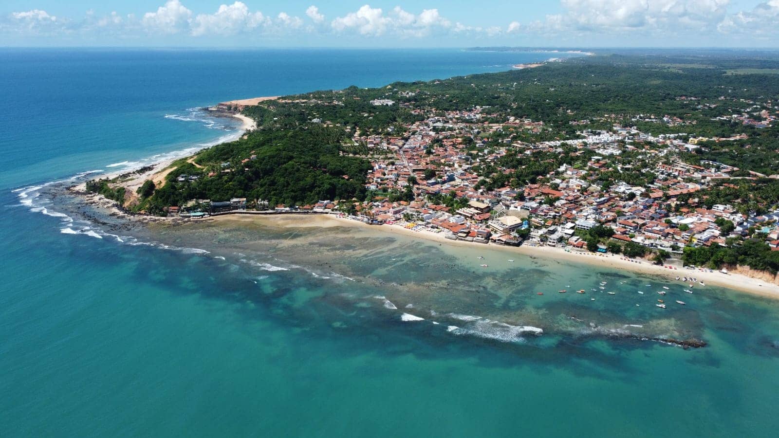 Vista aérea da cidade de Pipa e sua costa.