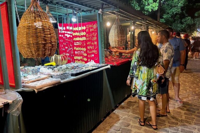 Quiosque de artesanato local em Pipa com variedade de peças artesanais.