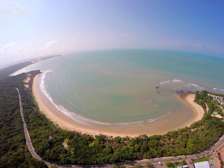 Vista panorâmica aérea da Praia Baía dos Golfinhos em Pipa.