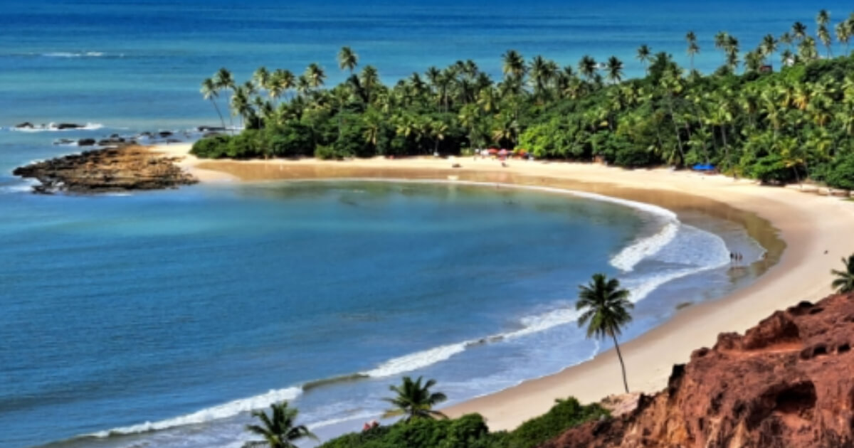 Panorama da Praia do Coqueirinho com areia e mar cristalino