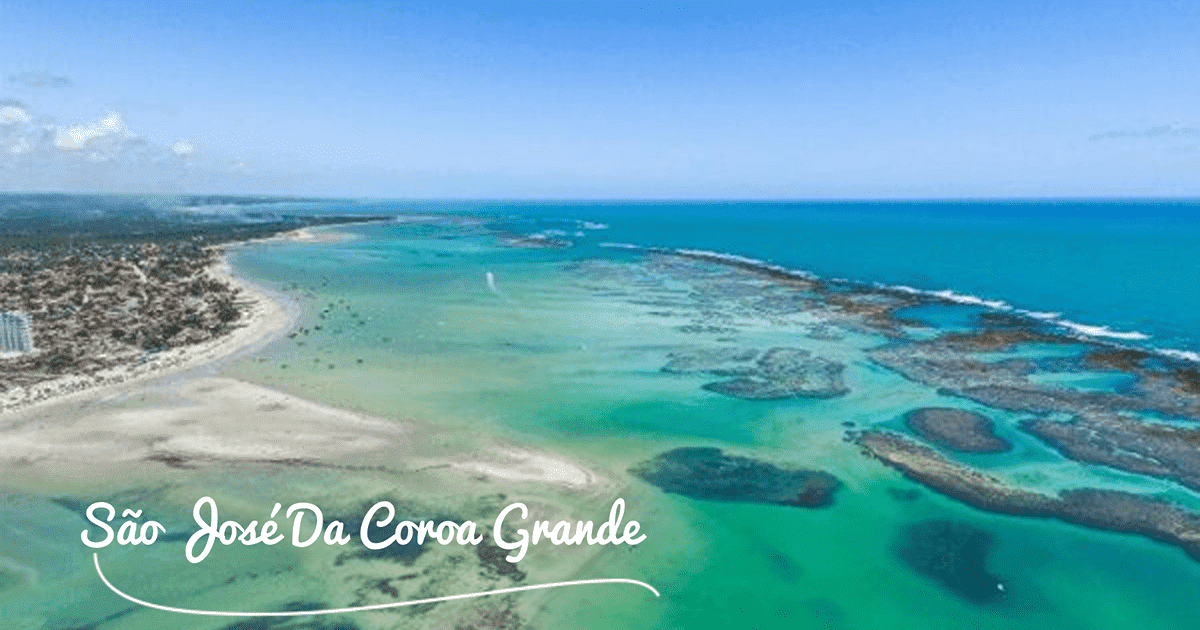 Vista aérea das águas turquesa e areias claras em São José da Coroa Grande, um paraíso natural.