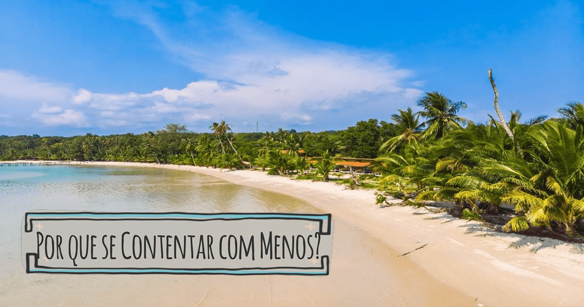 Praia tropical serena com palmeiras - o cenário ideal para Férias Personalizadas inesquecíveis.