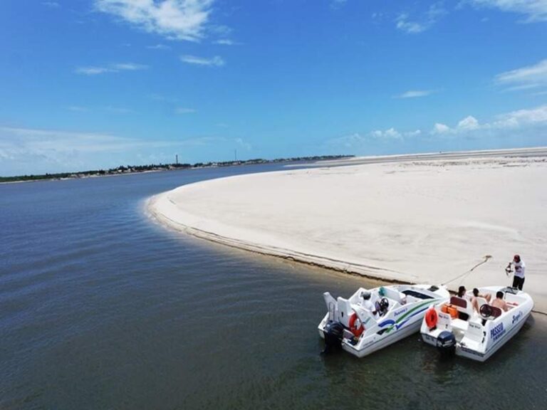 Barco ancorado na Praia do Saco, com vista para a Ilha da Sogra, paisagem serena