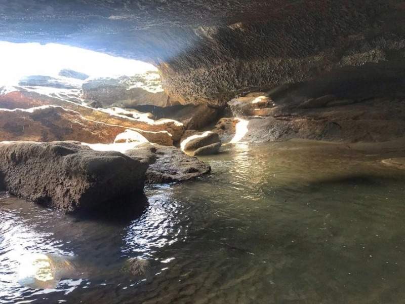 A luz natural ilumina a Pedra Oca, maravilha oculta na Praia de Camurupim