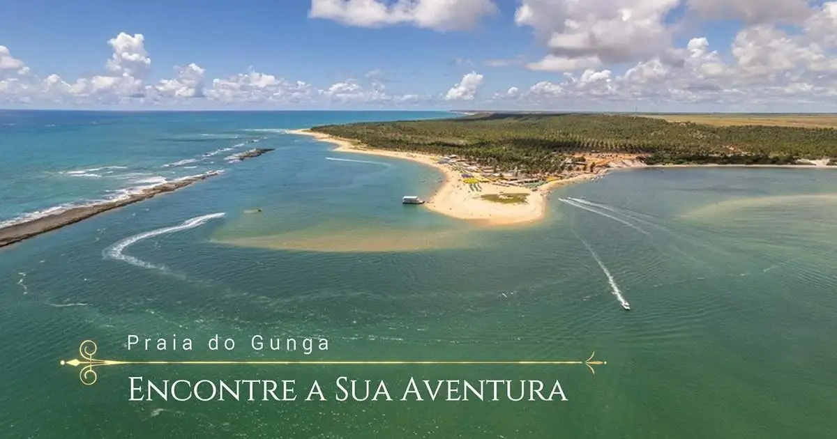 Encontro do rio com o mar na deslumbrante Praia do Gunga, vista aérea