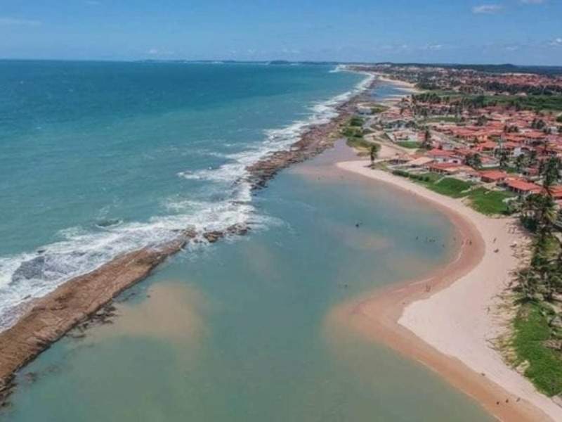 Imagem aérea da divisão natural de recifes na Praia de Camurupim, com vista para o oceano