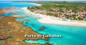 Vista aérea das piscinas naturais e da vibrante vila de Porto de Galinhas, um destino imperdível