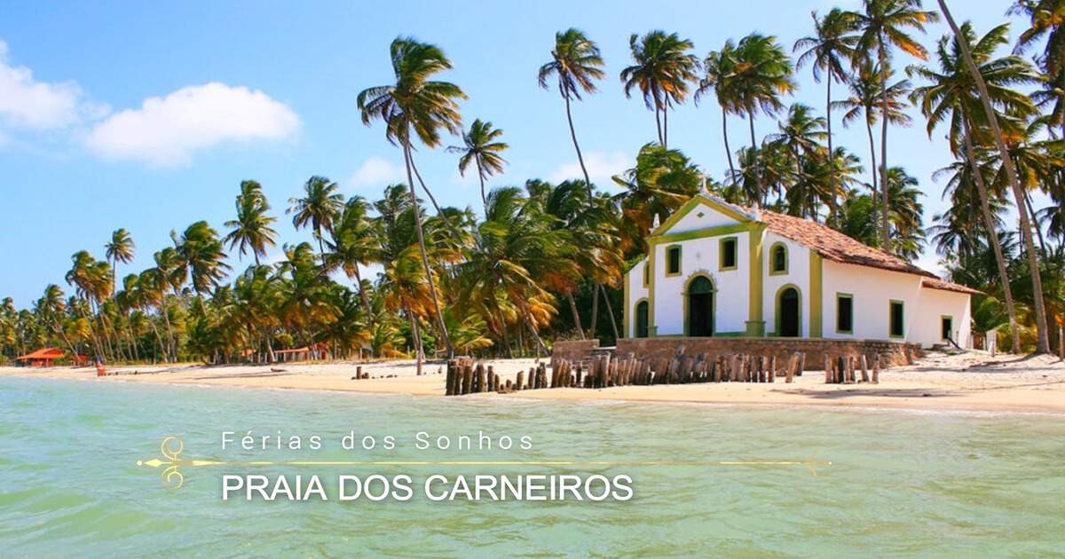 Igreja à beira-mar na Praia dos Carneiros, com coqueirais e água cristalina ao fundo