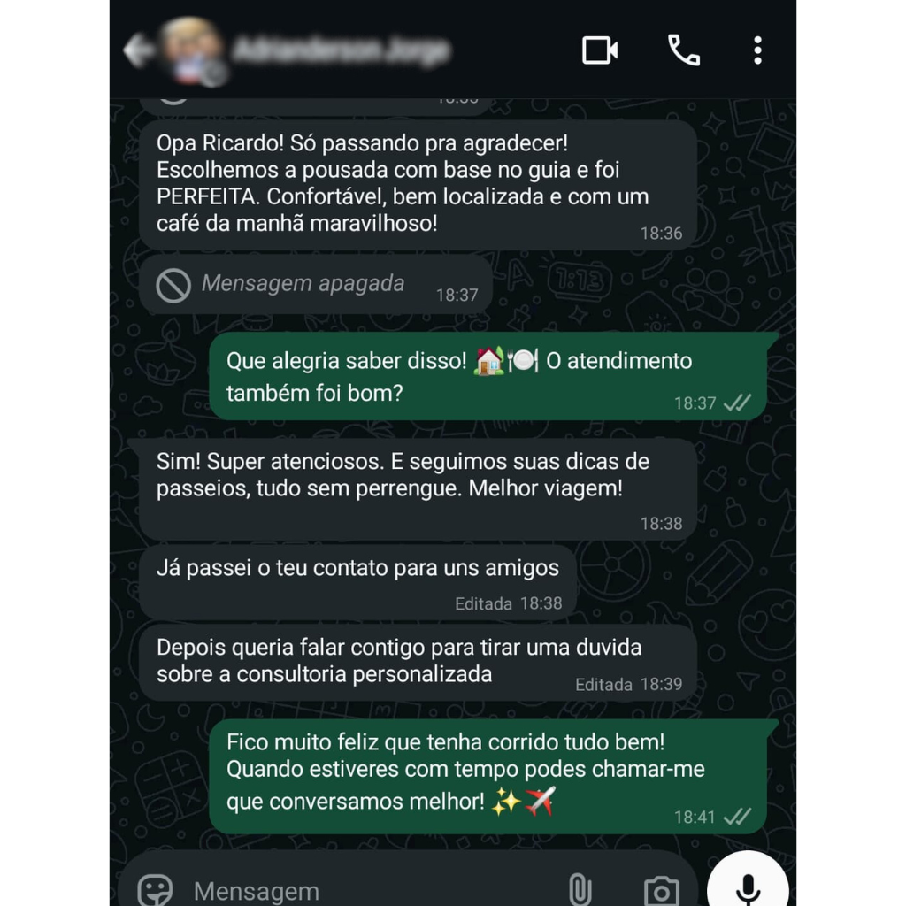 Captura de tela de uma conversa no WhatsApp onde um cliente elogia o Guia Completo de Porto de Galinhas, mencionando a escolha perfeita da pousada e o sucesso dos passeios planejados com base nas recomendações do guia.