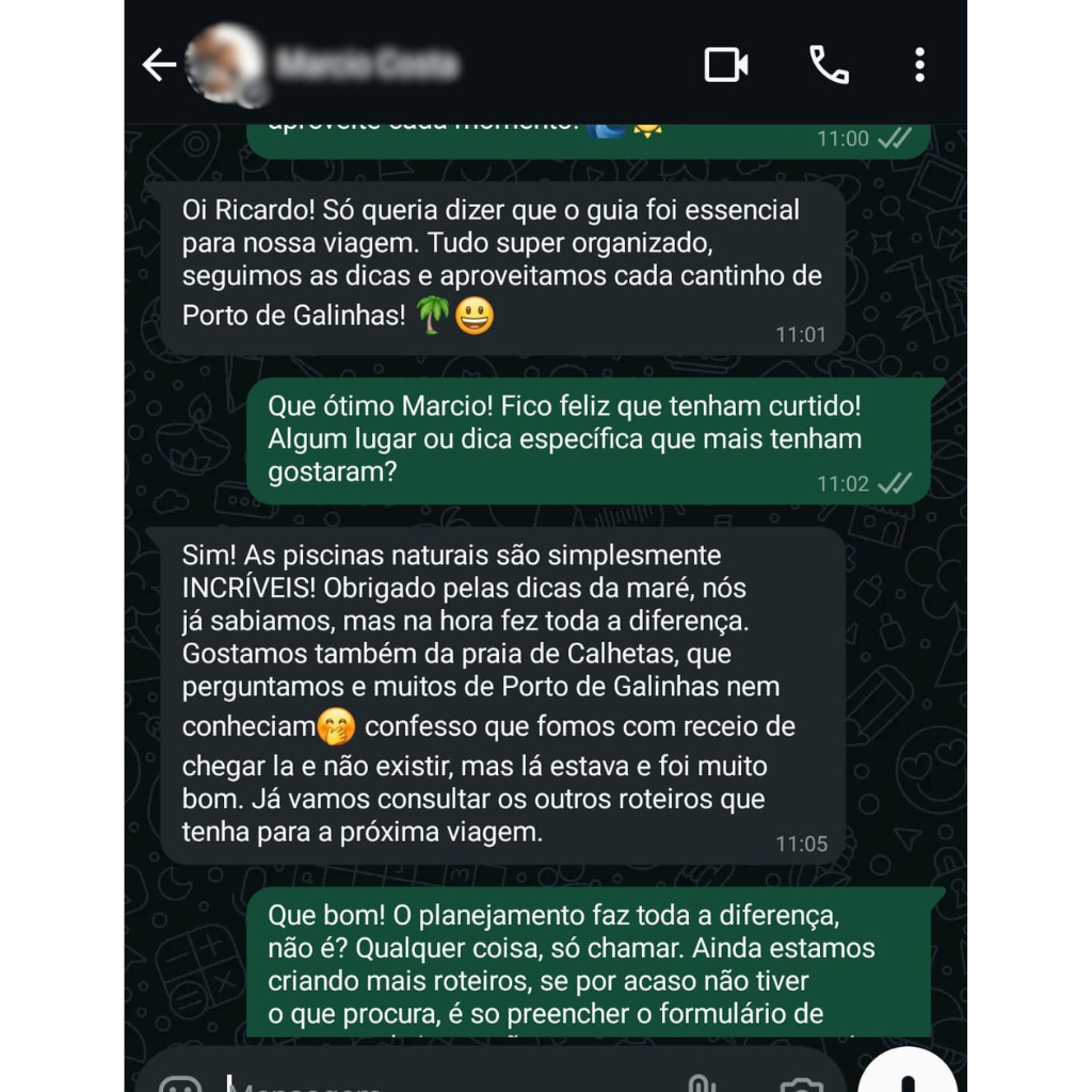 Captura de tela de uma conversa no WhatsApp onde um cliente elogia o Guia Completo de Porto de Galinhas, destacando a organização das dicas, as piscinas naturais, a importância de acompanhar a maré e a descoberta da praia de Calhetas.