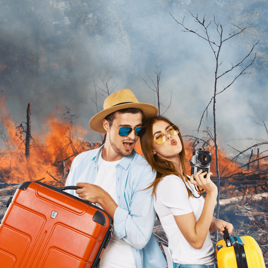 Casal com malas posa para foto em frente a floresta em chamas, simbolizando os impactos ambientais do turismo irresponsável