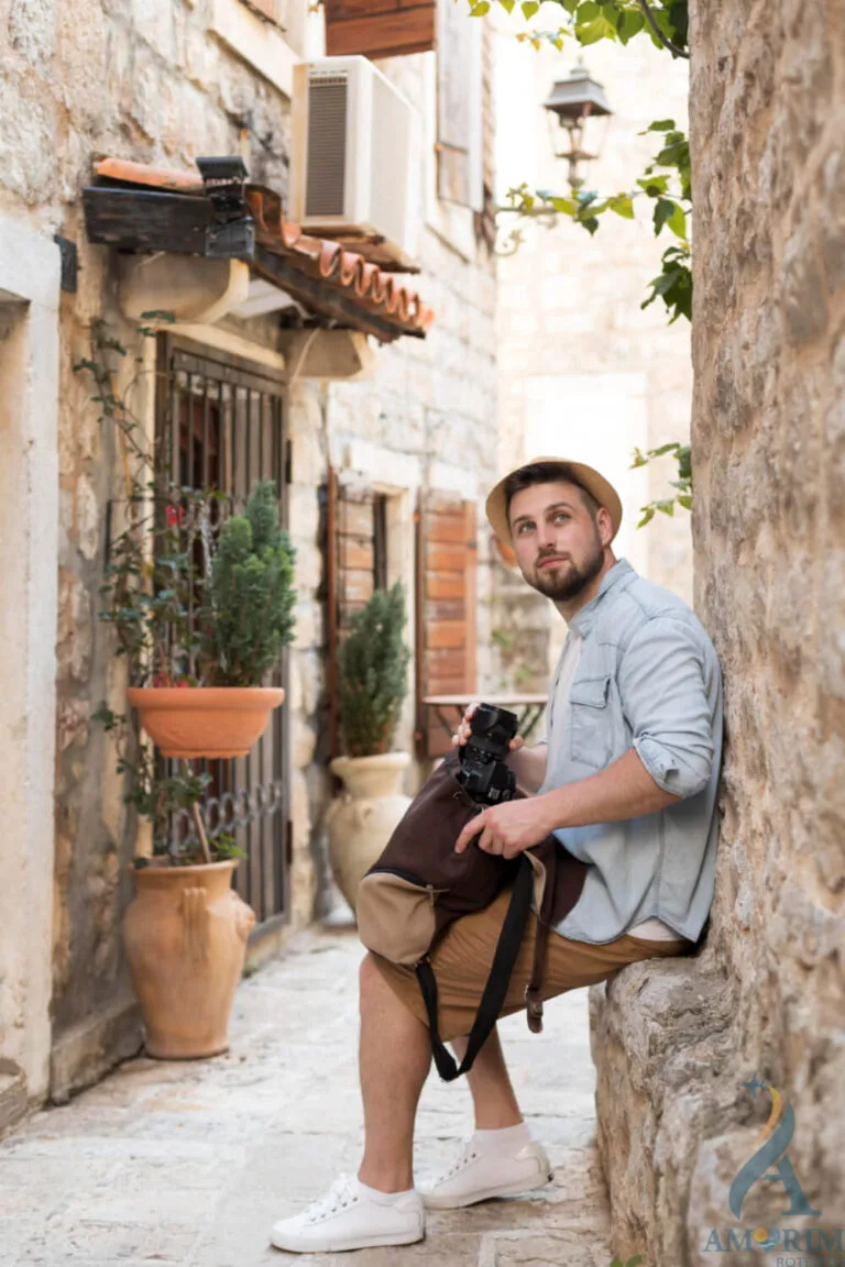 fotografo sentado numa rua