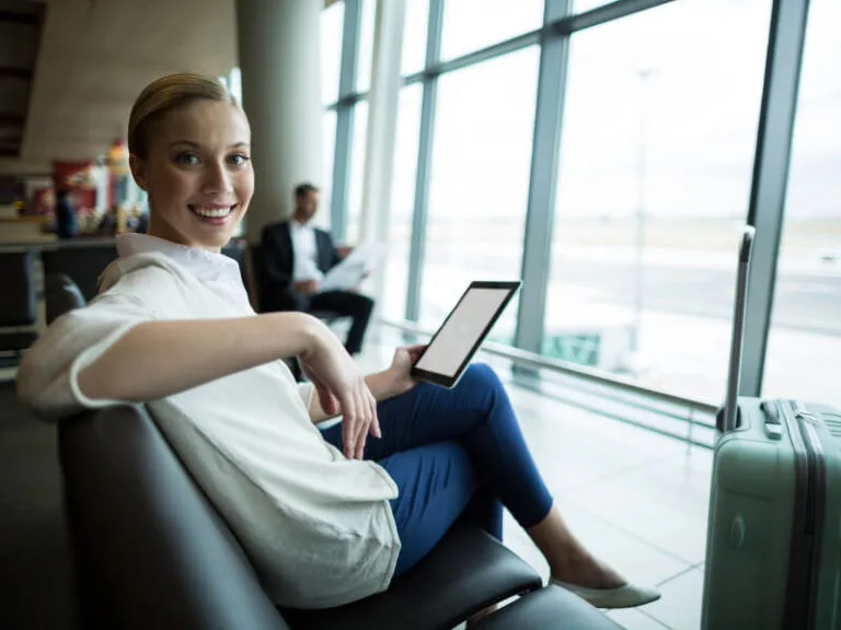 Passageiro utilizando smartphone durante atraso de voo