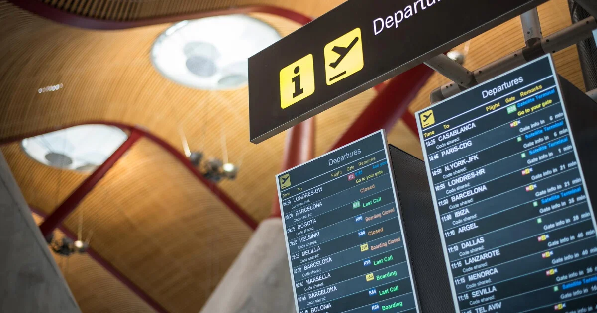 Painel de aeroporto com voos atrasados e cancelados