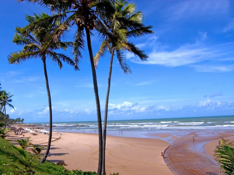 Vista da Praia Costa do Sauipe com resorts e turistas