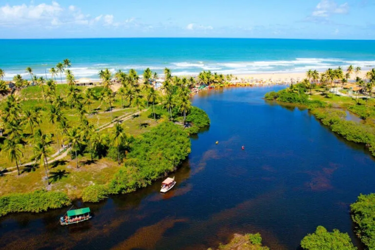 Encontro do rio com o mar na Praia de Imbassaí