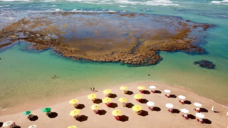 Piscinas naturais cristalinas na Praia de Guarajuba