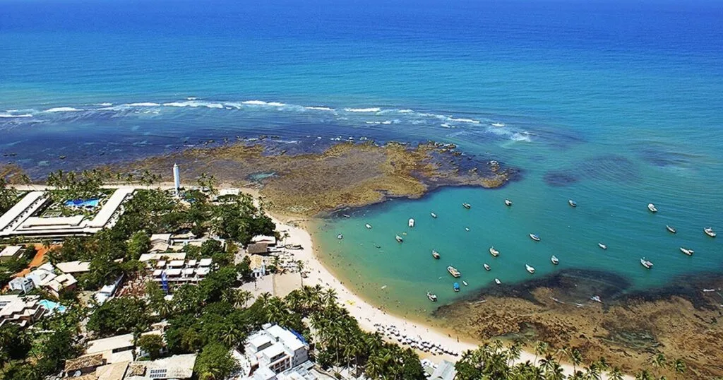 Vista aérea da Praia do Forte e sua costa deslumbrante