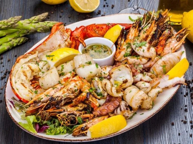 Variedade de frutos do mar grelhados com limão, um festim para os sentidos