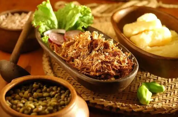 Prato típico da Gastronomia do Sertão com carne seca e acompanhamentos.