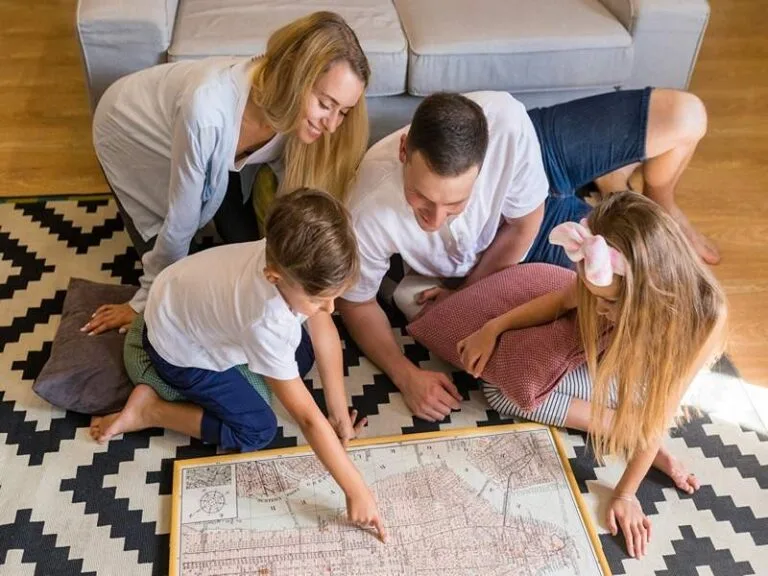 Família consulta mapa juntos, antecipando a emoção das viagens em família.
