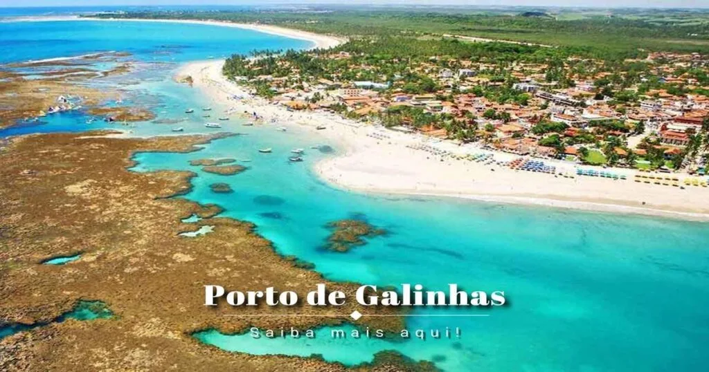 Vista aérea das piscinas naturais e da vibrante vila de Porto de Galinhas, um destino imperdível