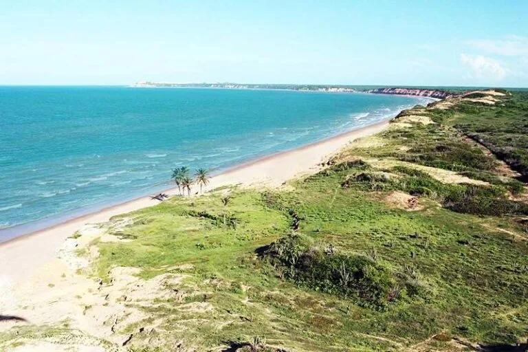 Vista da Praia Retirinho com vegetação nativa e mar calmo, Ceará, Brasil