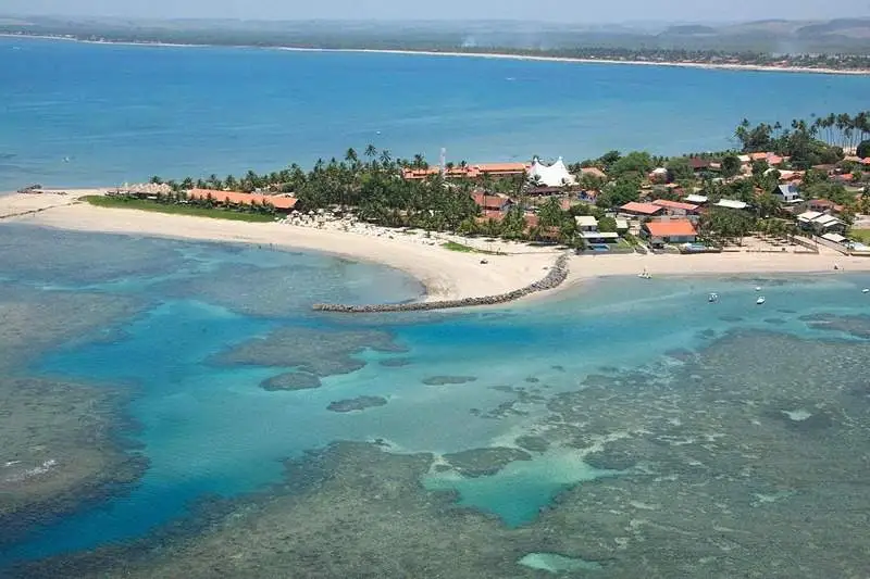 Praia de Serrambi com suas águas claras e aldeia costeira, um paraíso em Pernambuco